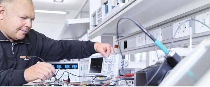 Servicetechniker im Außendienst (m/w/d) Schwerpunkt Automatisierung (Vollzeit | Sindelfingen / Telearbeit)